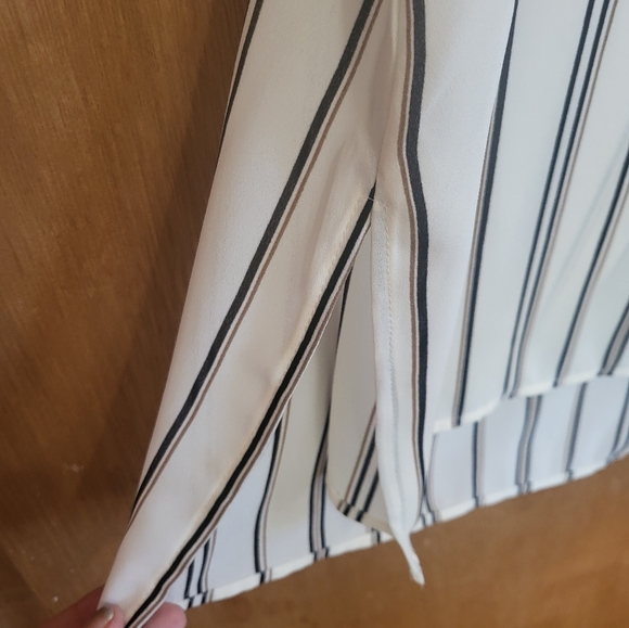 Daniel Rainn NWOT short sleeve striped blouse with split side hem, Medium - Picture 8 of 14